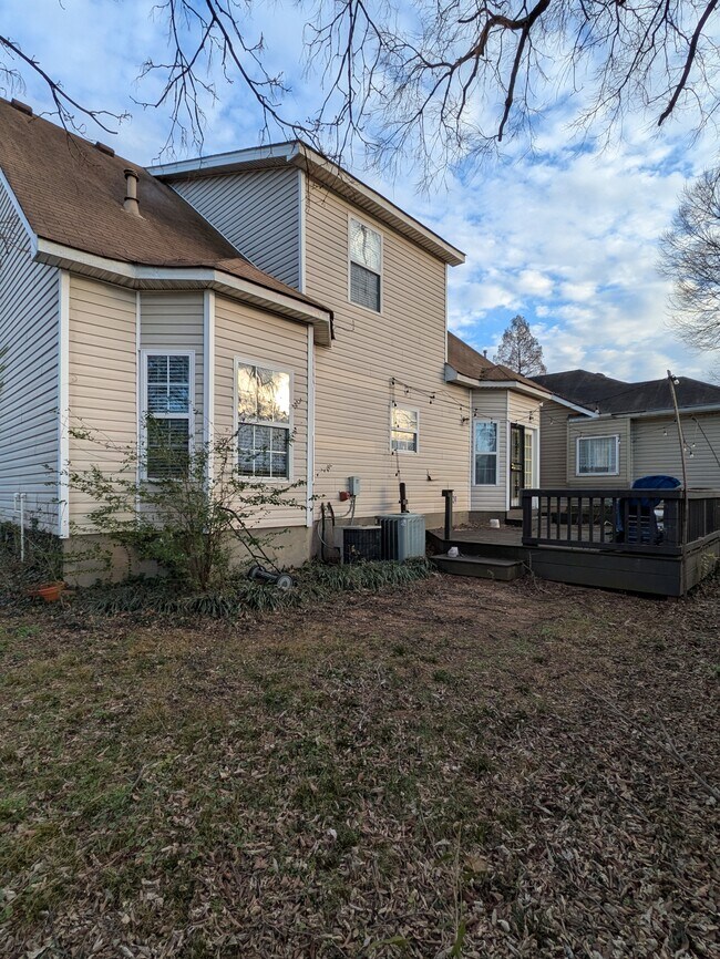 Patio trasero y terraza - 2703 Rosedale Pl