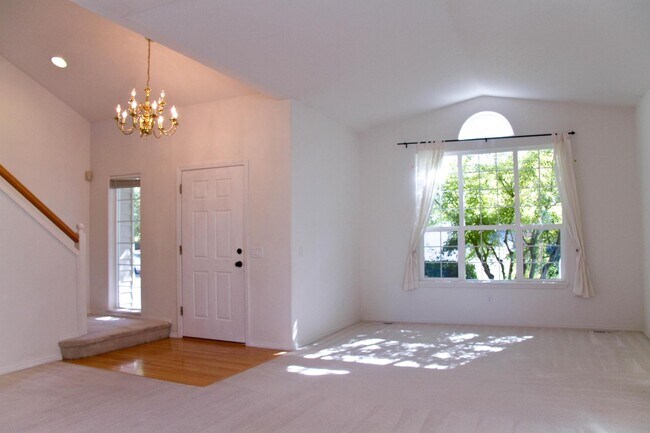 Building Photo - Fantastic Bethany Home with Attached Garag...