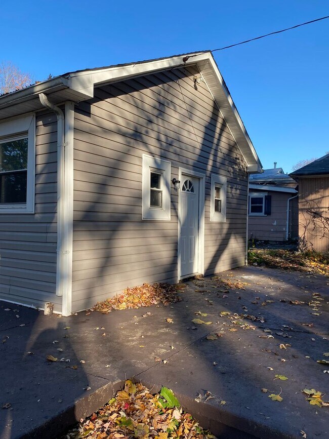 Building Photo - 2 bedroom single family home ready now