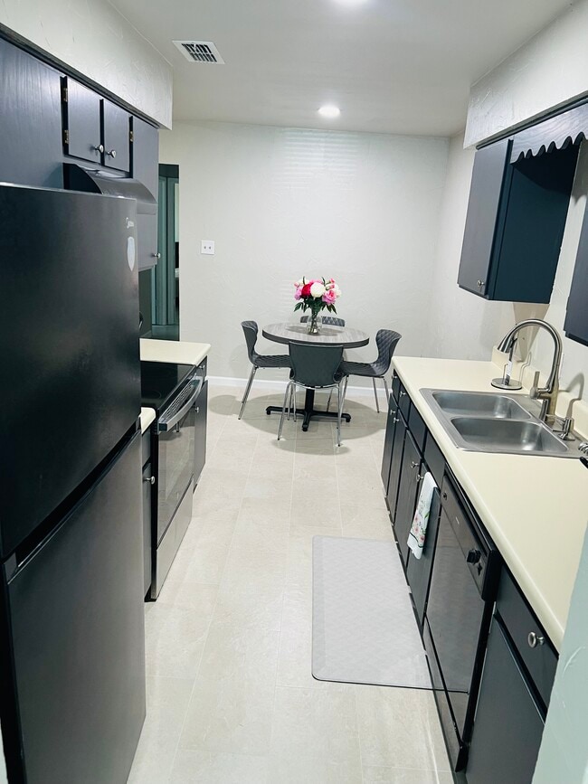 Foto del edificio - 2525 Esquire Dr