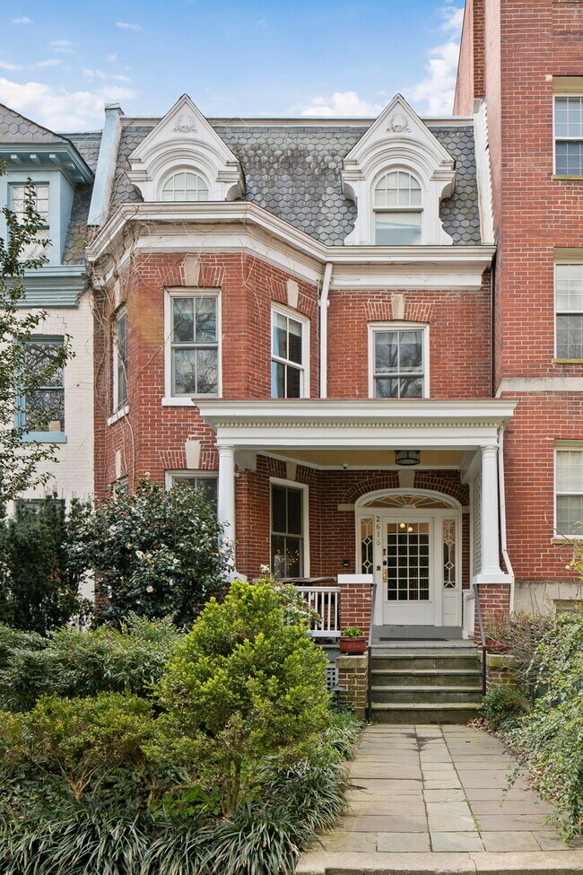 Foto del edificio - 2616 Cathedral Ave NW
