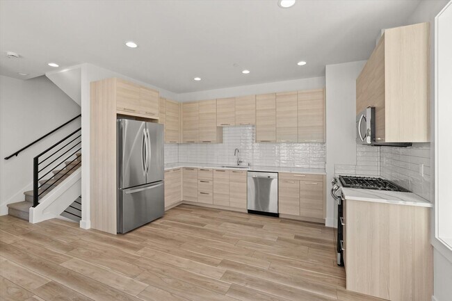 Foto del edificio - Beautiful Greenwood Townhome with Rooftop ...