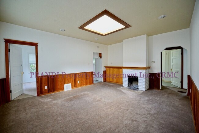 Building Photo - Sycamore Park Duplex with Small Yard in Gr...