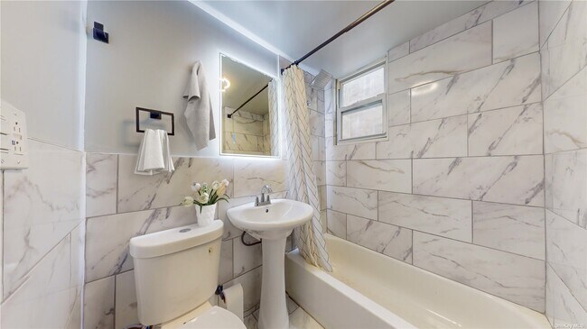 Foto del edificio - 58-67-67 Fresh Pond Rd