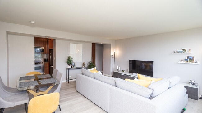 Foto del edificio - 1360 N Sandburg Terrace