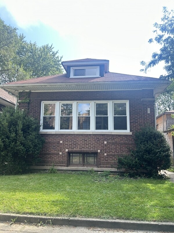 Primary Photo - 7923 S Manistee Ave