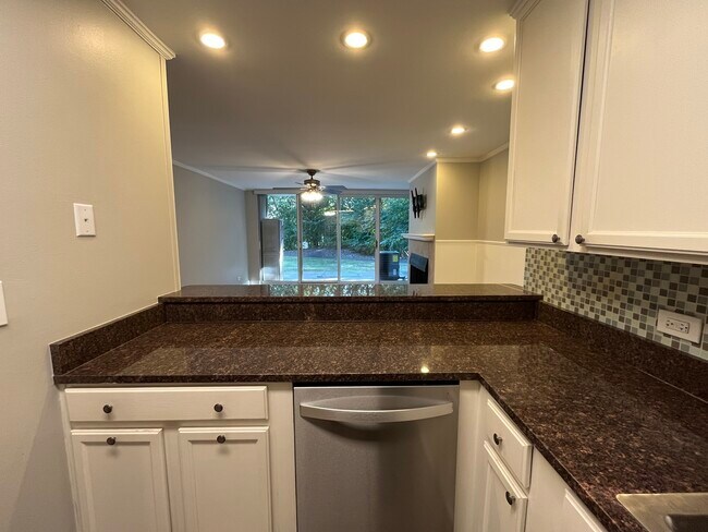 Foto del edificio - 1811 Four Lakes Ave