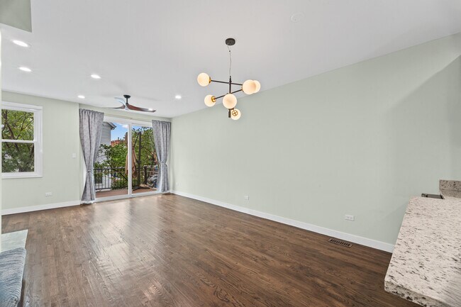 Foto del edificio - 1835 W Oakdale Ave