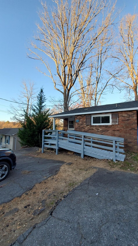 Primary Photo - 522 Pine Ave
