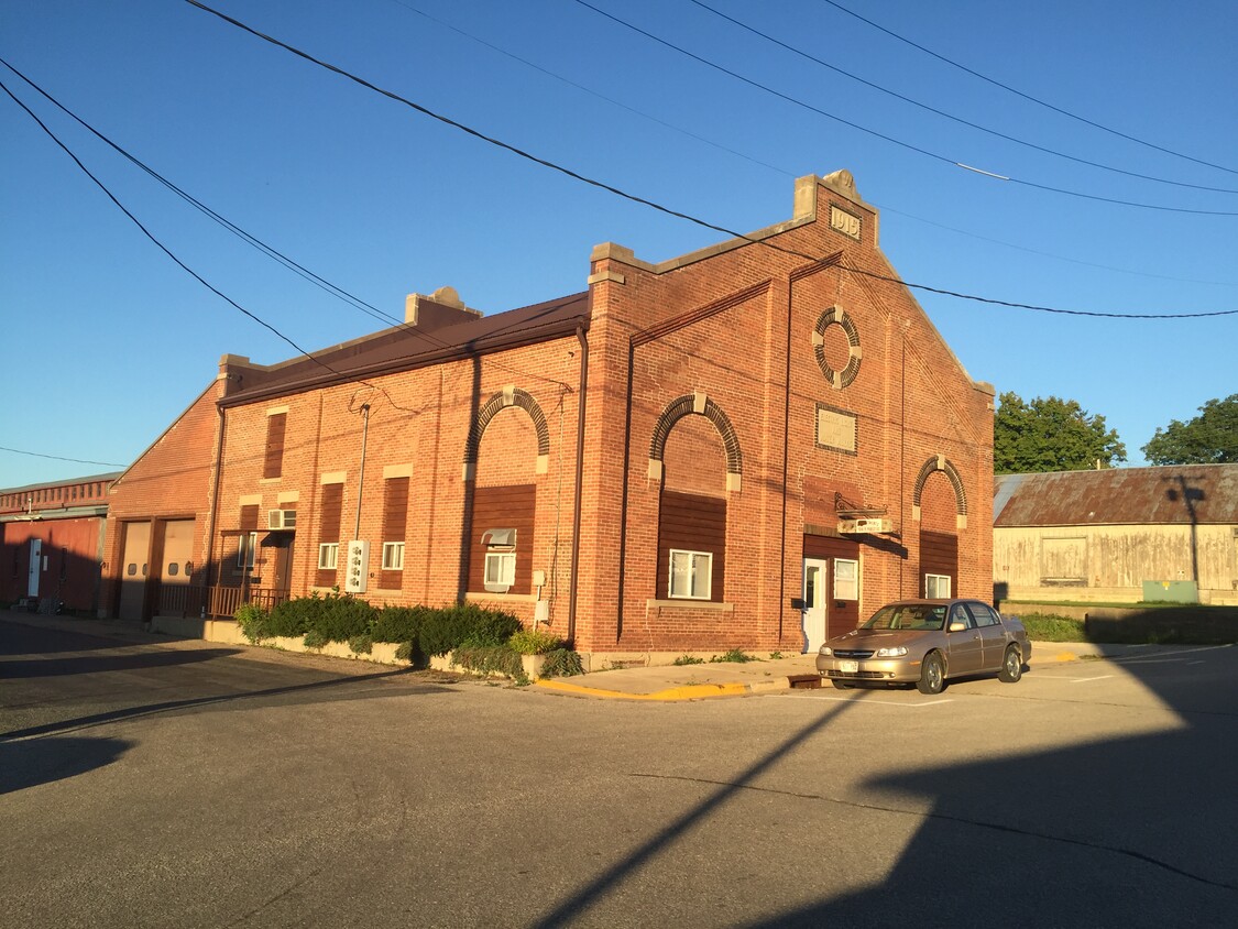 Primary Photo - 104 1st St