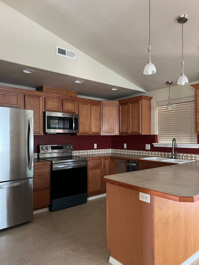 Building Photo - 3 bed 2 bath Home with Huge Backyard!