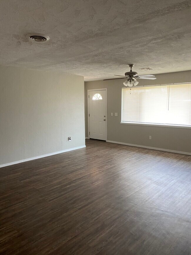Building Photo - 2301 Mansfield Ave