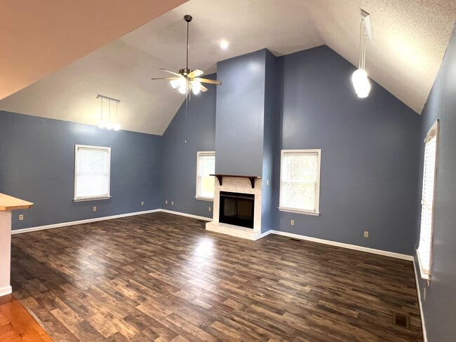 Living Room, Vaulted Ceiling - 628 Slatestone Rd