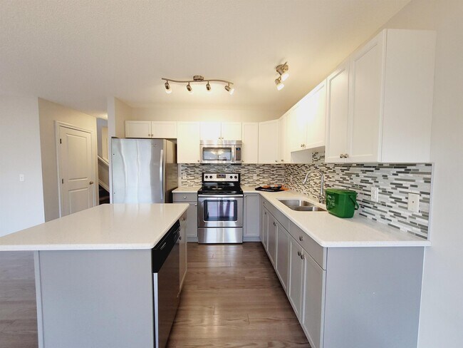 Photo du bâtiment - 445 Brintnell Blvd NW