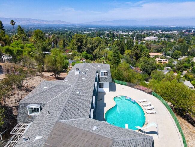 Building Photo - 4932 Casa Dr