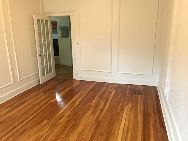 Foto del edificio - 9/1 HUGE 4 BED SPLIT $937.00 PER PERSON  N...
