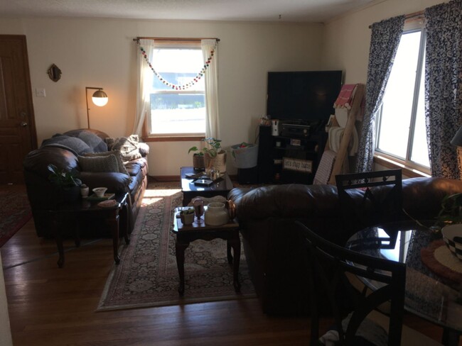 Building Photo - Charming 2BR/1BA, 840sq.ft. Cottage-Bungal...