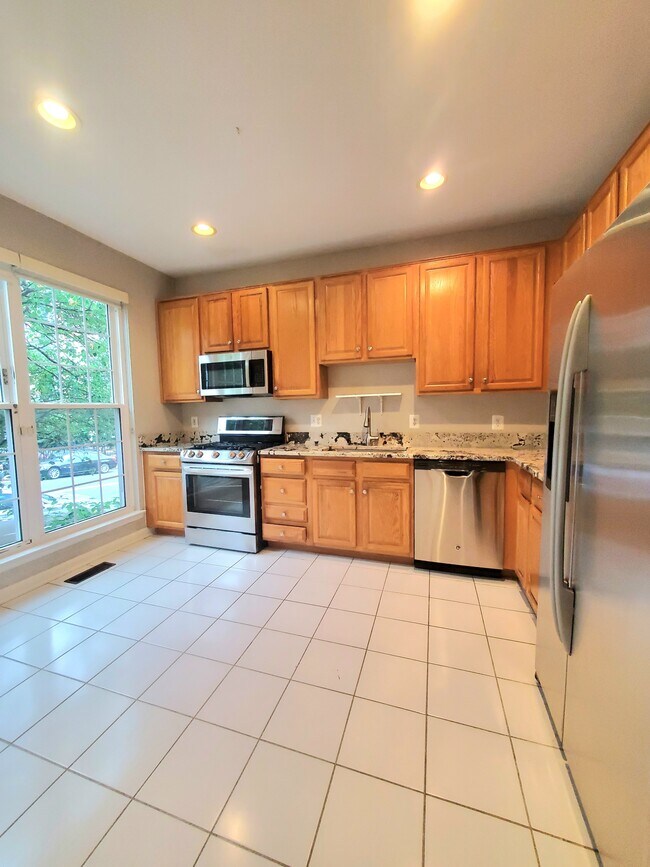 Building Photo - 6030 Lincolnia Rd