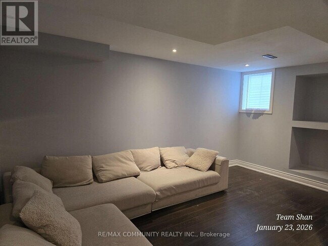 Building Photo - 28 Searell Ave