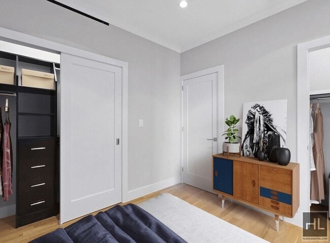 Building Photo - 252 W 76th St