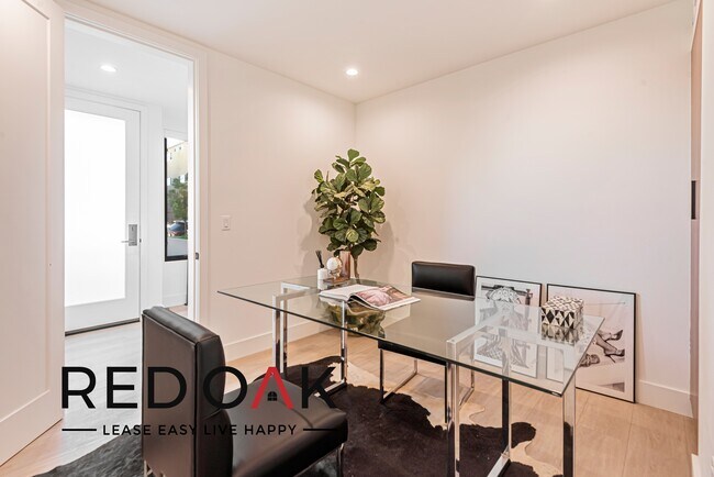 Building Photo - Phenomenal Three Bedroom Featuring a Gorge...