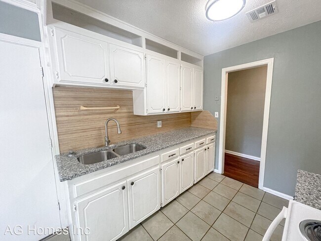 Building Photo - 3 br, 1 bath House - 1216 NE 48th St