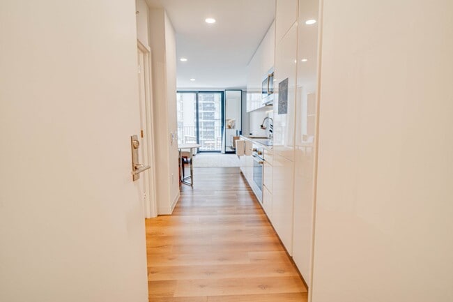 Building Photo - Larger Studio Unit with Lanai in Aalii