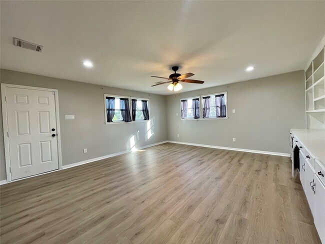 Building Photo - 817 N Valderas St