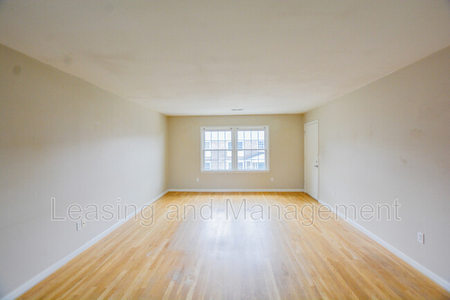 Building Photo - 204 Sans Souci St