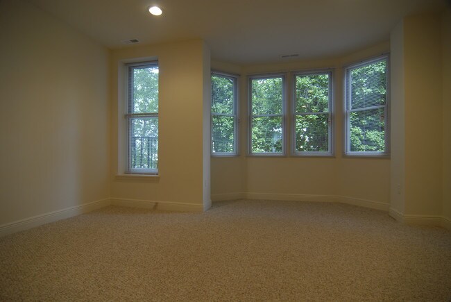 Building Photo - Modern Apartment with Beautiful Finishes