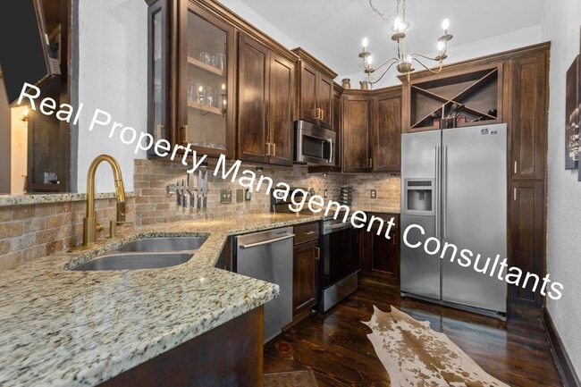 Building Photo - 2 Bedroom In West Plaza Area