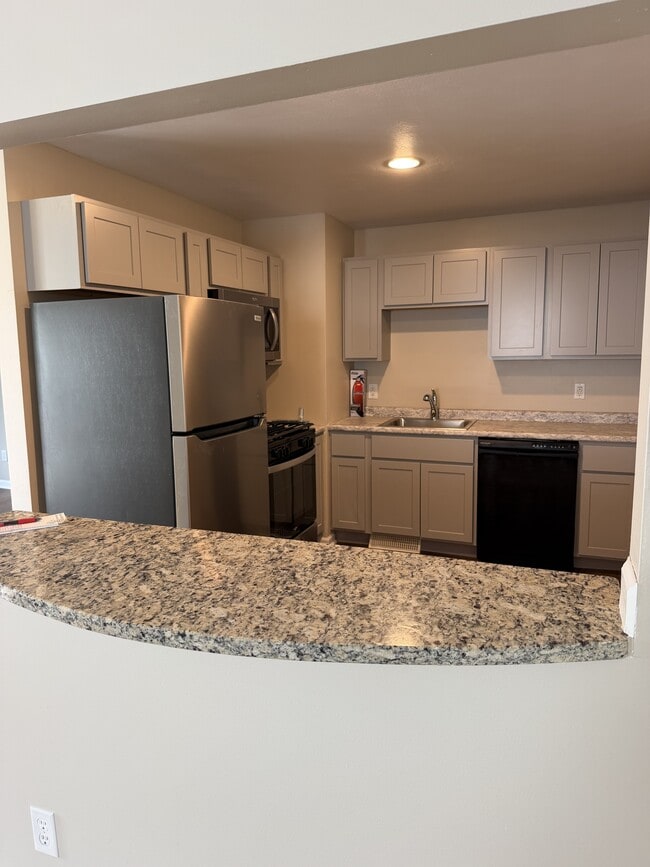 Building Photo - 111 E 9th St
