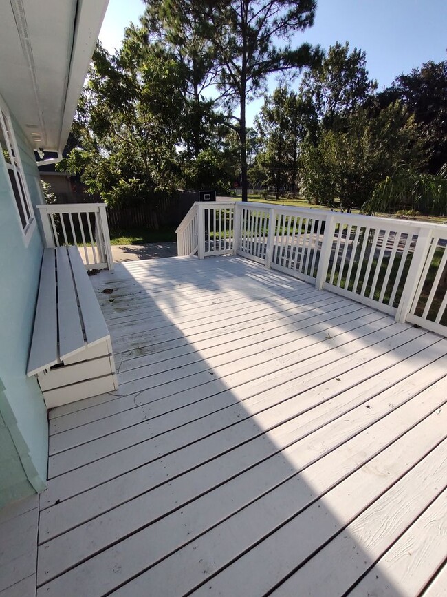 Building Photo - Remodeled 4-2 beaches home, plenty of fenc...