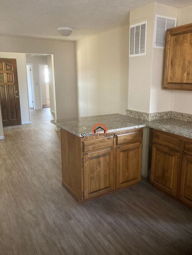 Building Photo - 3 Bed 1 3/4 Bath Single Car Garage with wo...