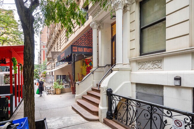 Building Photo - 213 W 85th St