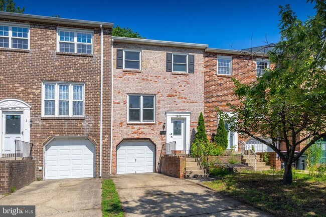 Building Photo - 1445 Boxwood Dr