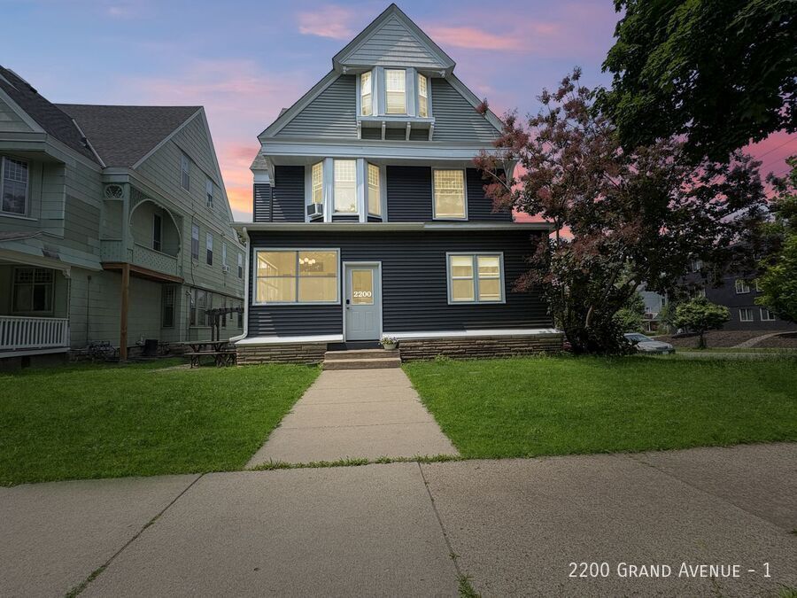 Foto principal - 2200 Grand Ave S
