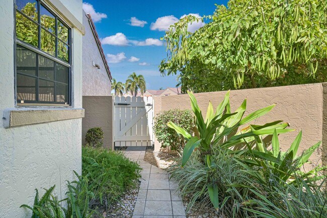 Foto del edificio - NOW AVAILABLE - First Floor Condo with 1 Car Garage in Eagle Ridge!