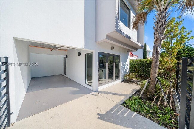 Building Photo - 11 NE 51st St