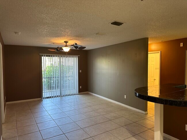 Foto del edificio - 4041 Crockers Lake Blvd