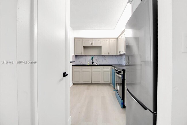 Foto del edificio - 14850 Naranja Lakes Blvd