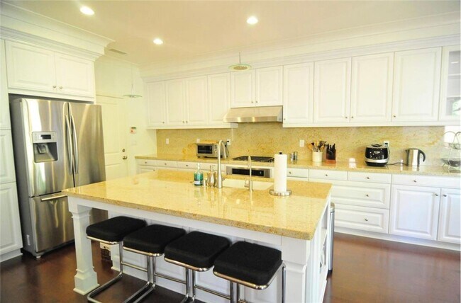 Building Photo - 30 Maple Leaf