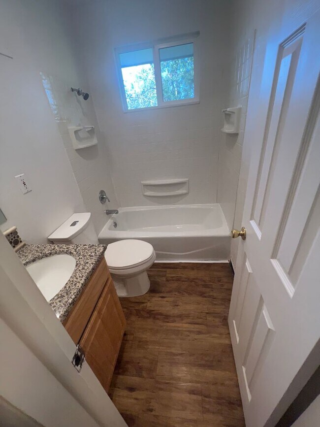 Foto del edificio - Spacious 5 Bedroom House East of Campus