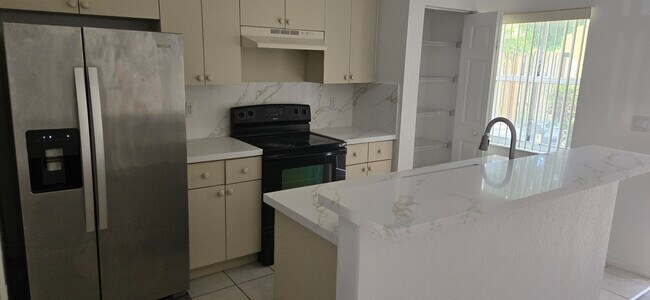 Foto del edificio - 4948 Leeward Ln