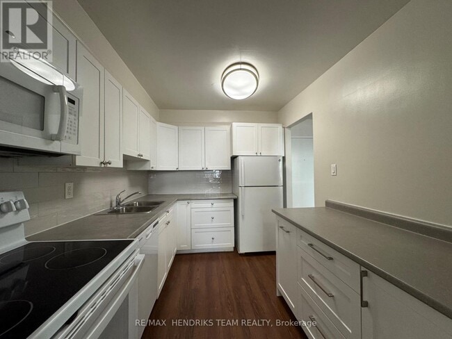 Building Photo - 5611 Valley Wy