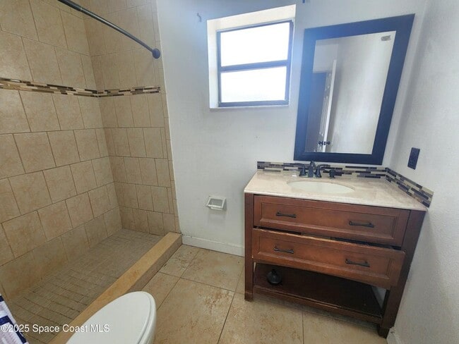 Building Photo - 2220 Flower Tree Cir