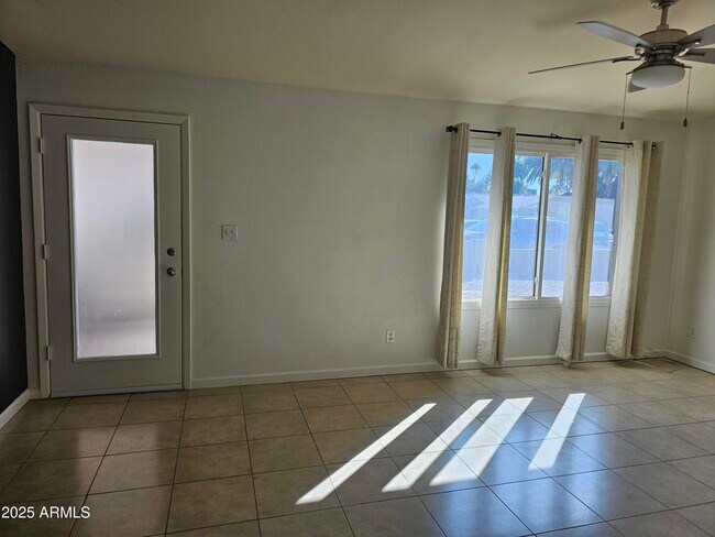 Foto del edificio - 2428 E La Jolla Dr