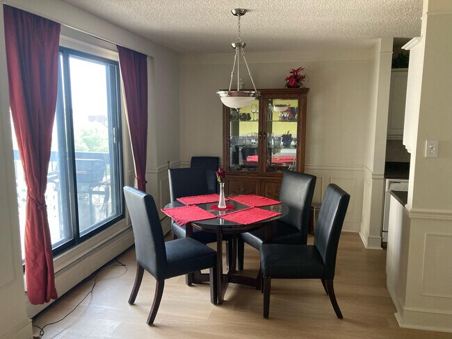 Photo du bâtiment - 10155 114 St NW