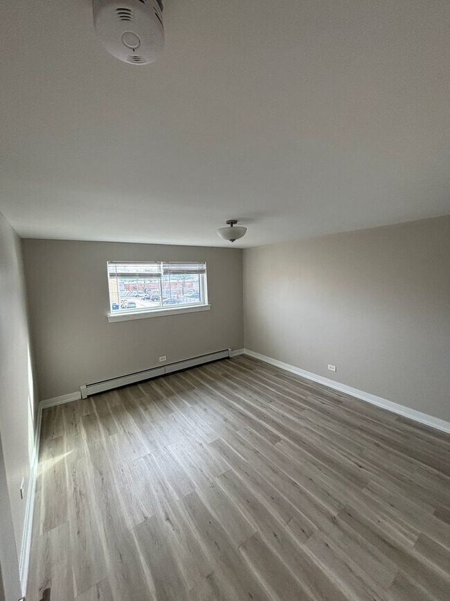 Building Photo - 9612 North Greenwood Ave Unit #2A Des Plai...