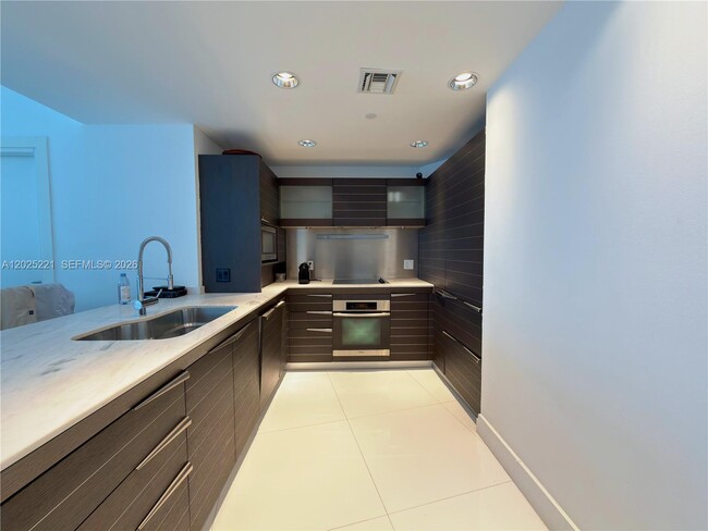 Building Photo - 200 Biscayne Blvd Way